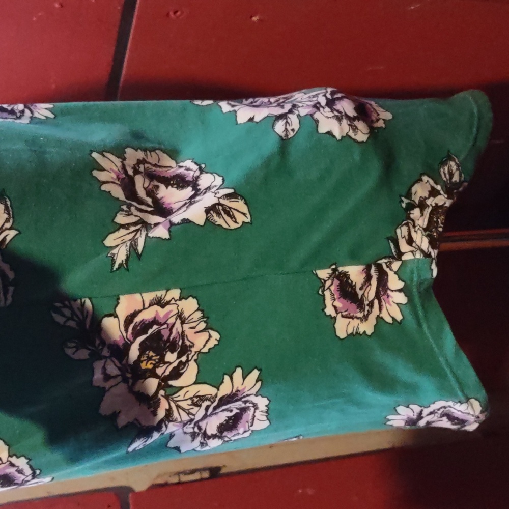 Spring/Summer Eye Candy Essentials Floral Green Women's Top with Necklace - Picture 7 of 12